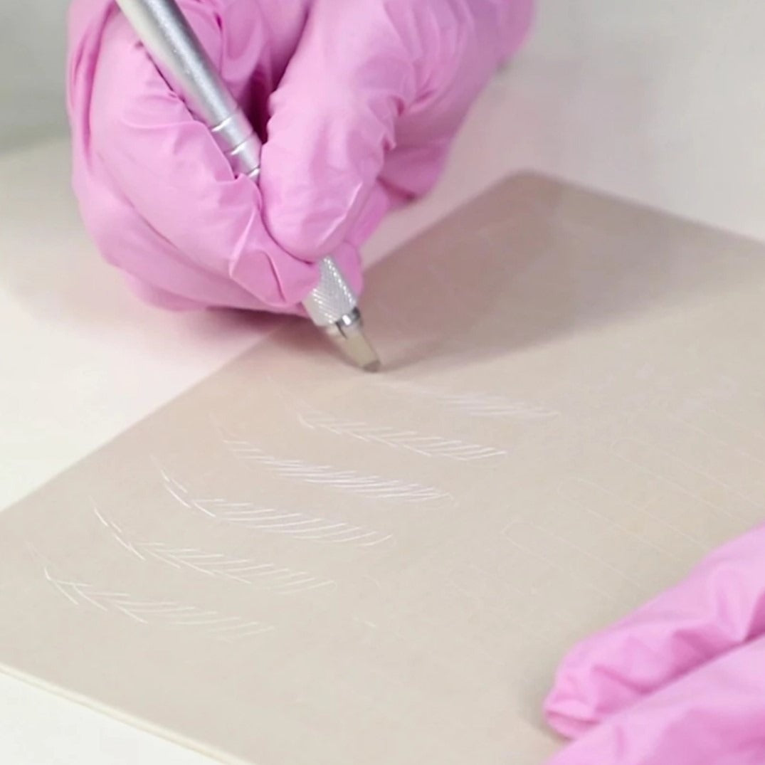 Piel sintetica sin diseño de cejas.